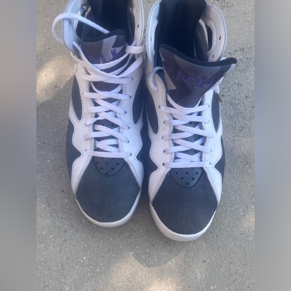 Gray white JORDAN AIR size 9 all most new - Picture 2 of 5